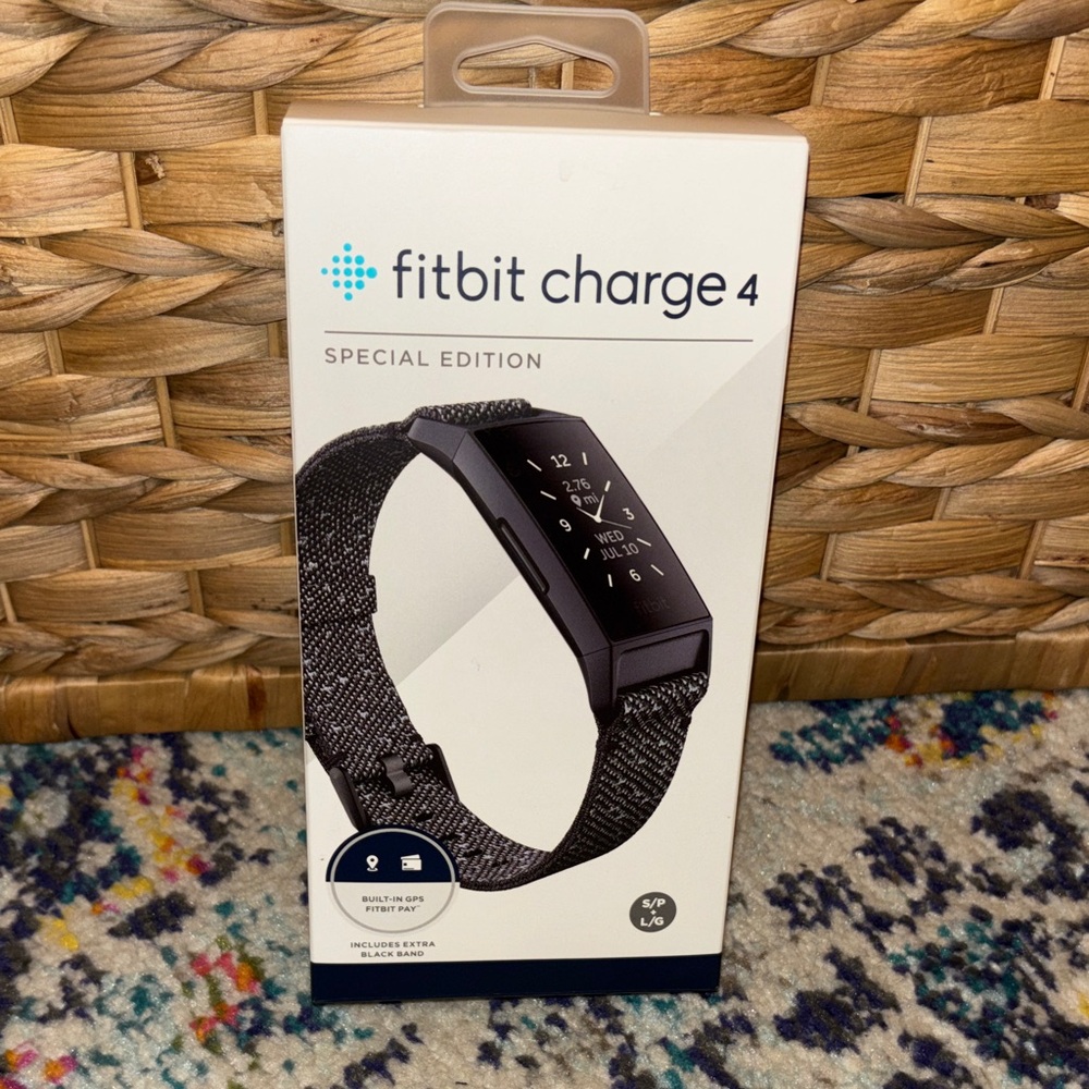 fitbit Charge 4 Special Edition - Black Woven Band